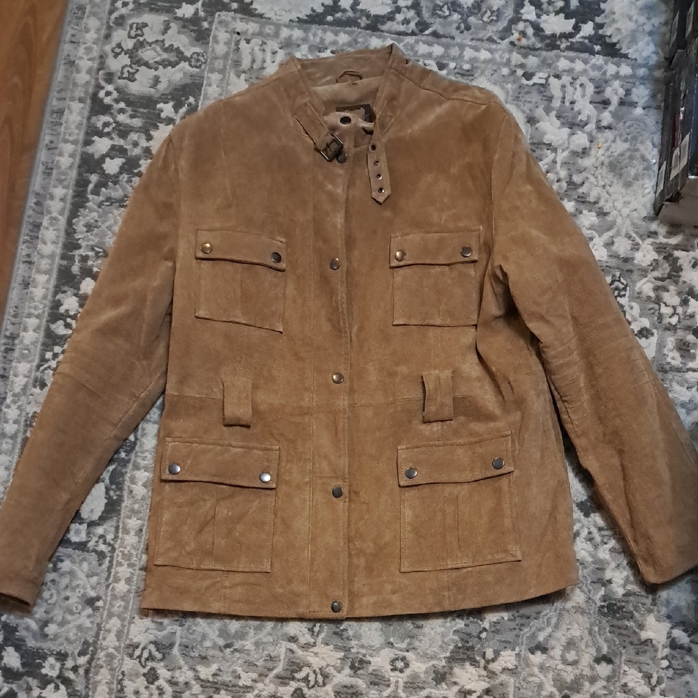 Tan Suede Jacket with Pockets. Tag Damaged. Fits Size Medium.